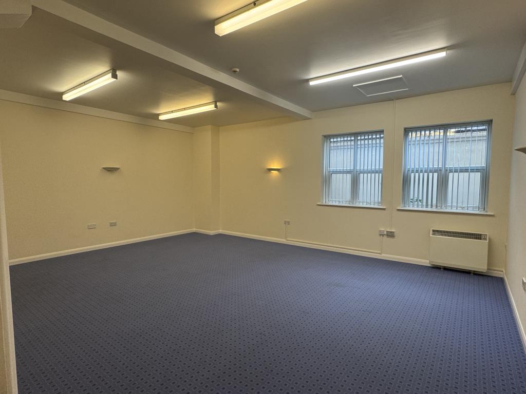 Lot: 70 - 6,500 SQ.FT TWO STOREY FREEHOLD TOWN CENTRE BUILDING ARRANGED AS OFFICES WITH SCOPE FOR CONVERSION - One of the larger Offices